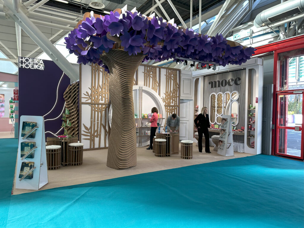 naturalne designerskie stoisko z kartonu