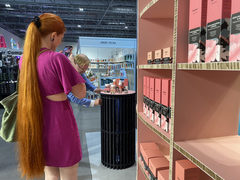 kolorowe stoisko z kartonu