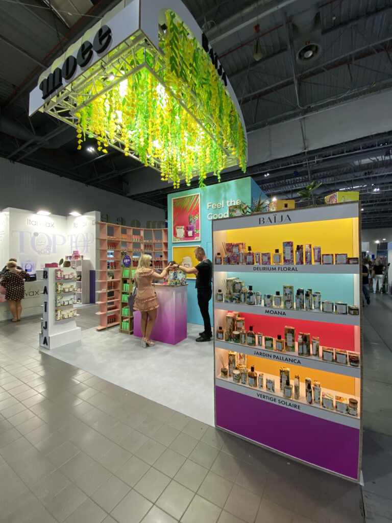 kolorowe stoisko z kartonu