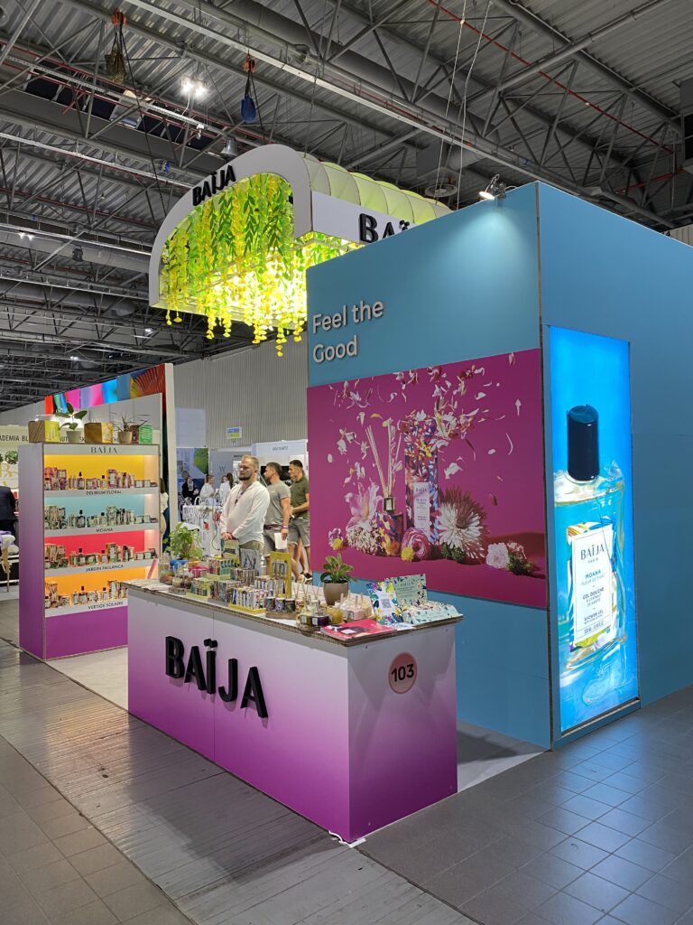 kolorowe stoisko z kartonu dla branży kosmetycznej