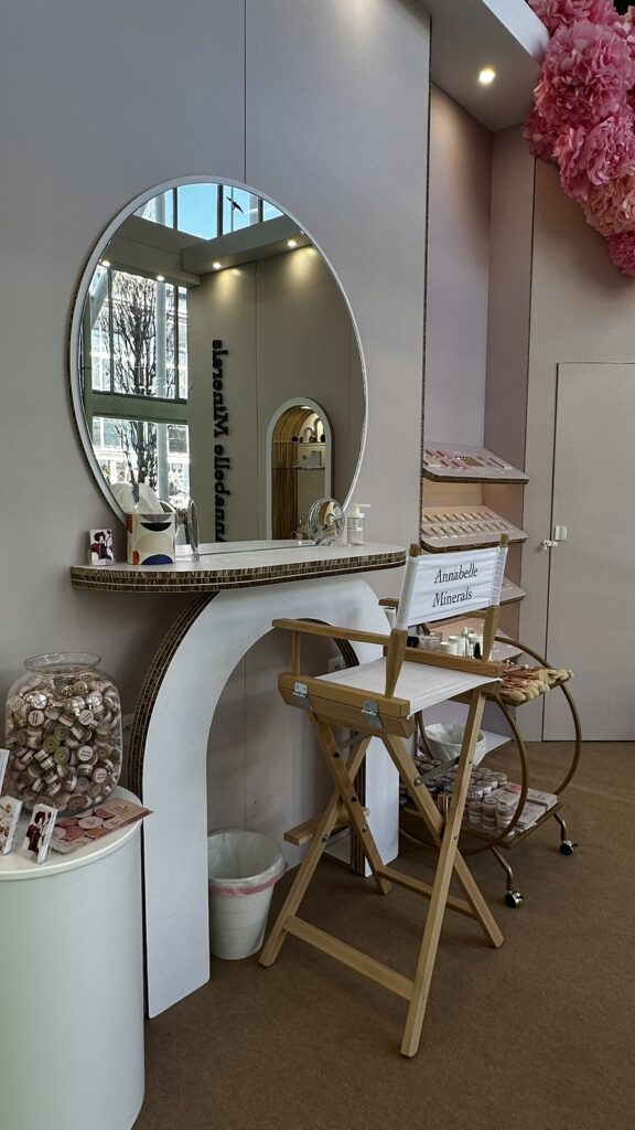 toaletka kosmetyczna z kartonu