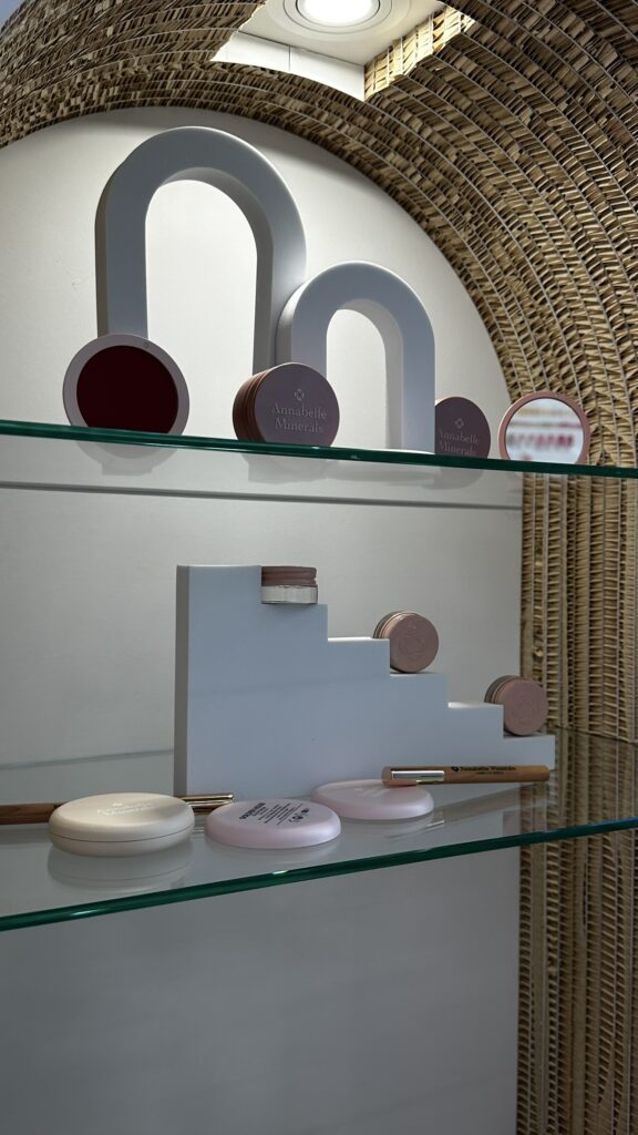 regał z kartonowych warstw