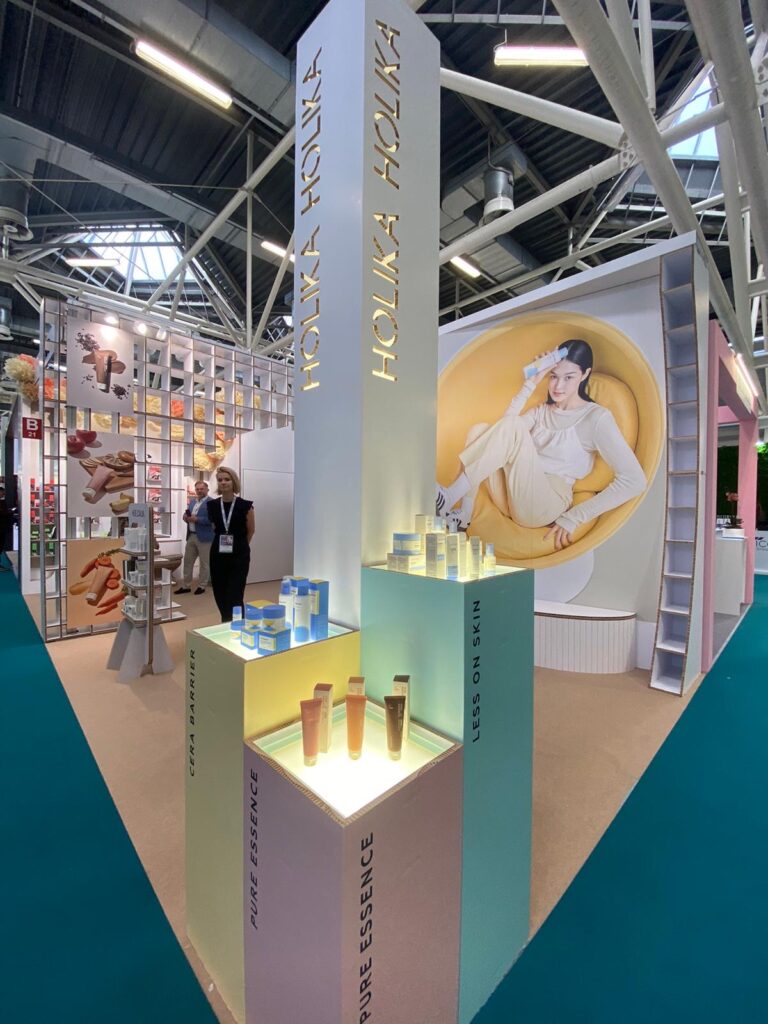 modułowe stoisko z kartonu