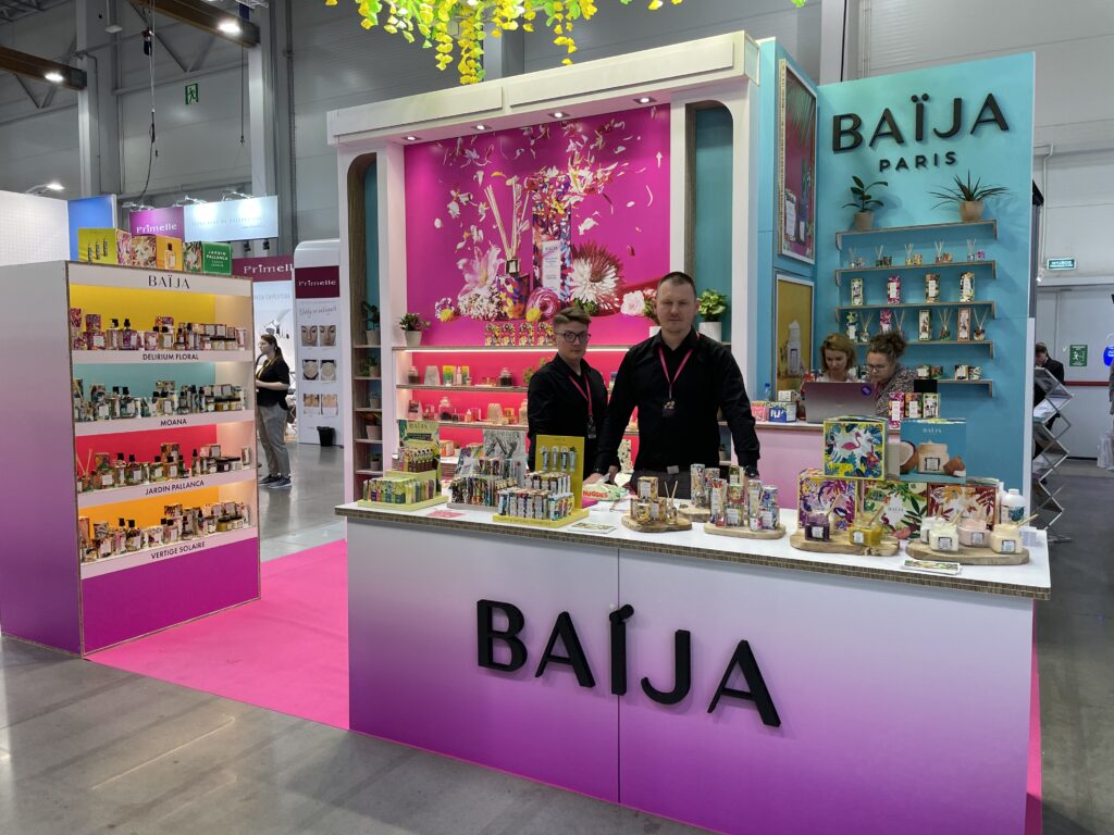 lada na stoisku kosmetycznym z kartonu