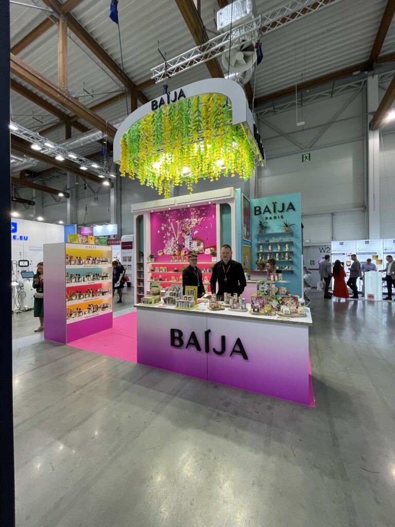 marka baija na stoisku z kartonu