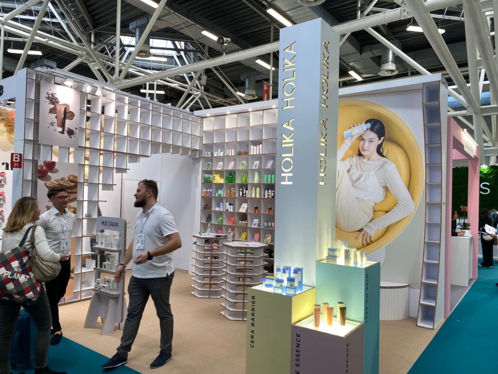 modułowe stoisko z kartonu