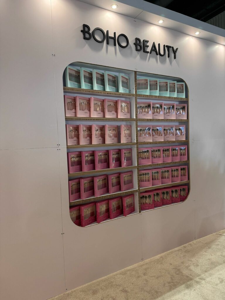 regał na stoisku z kartonu