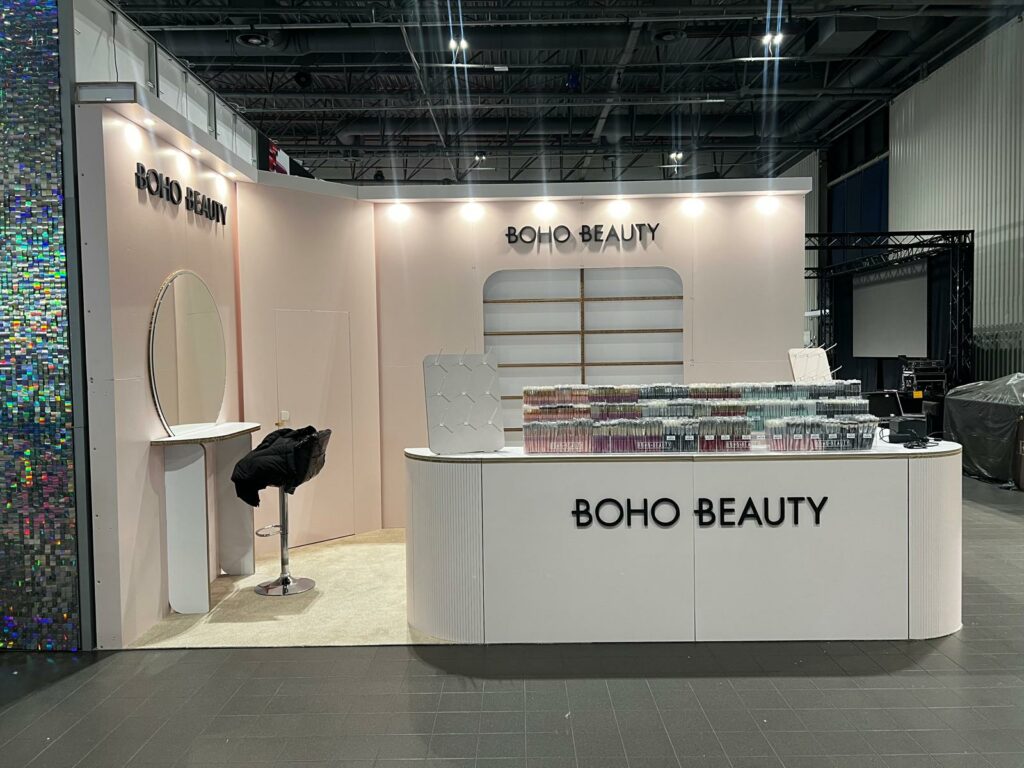 stoisko boho beauty z różowego kartonu