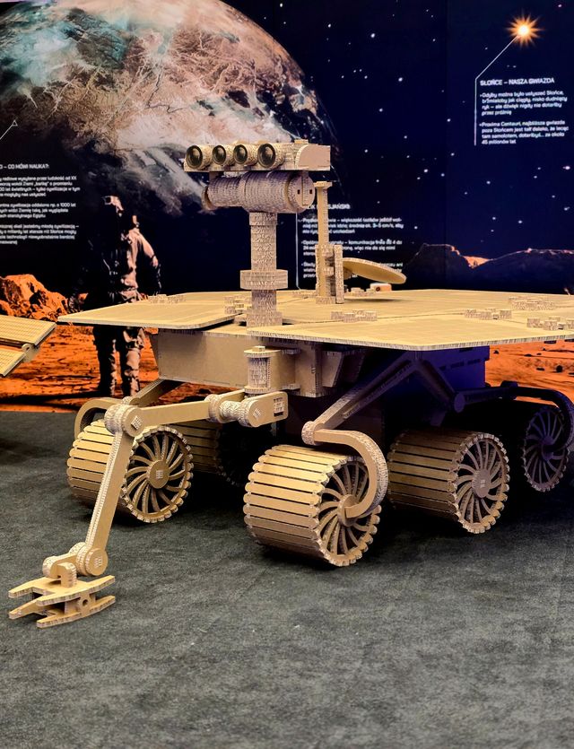 Kosmiczna wystawa z kartonu