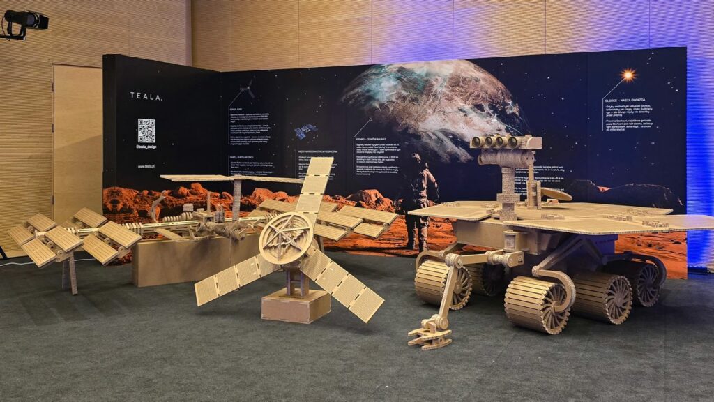 Kosmiczna wystawa z kartonu