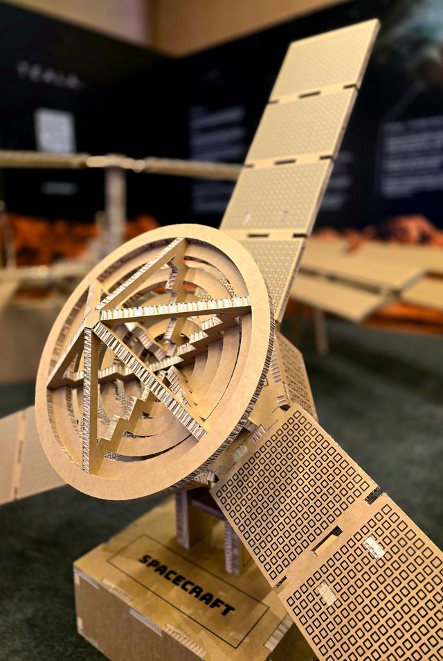 Kosmiczna wystawa z kartonu