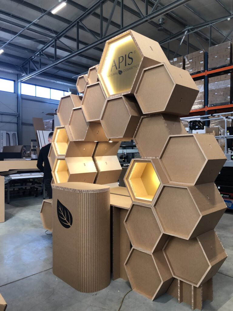 apis stoisko z kartonu hexagony 01