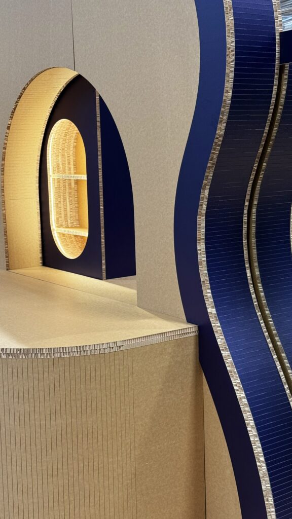 kartonowe stoisko w kształcie łuku