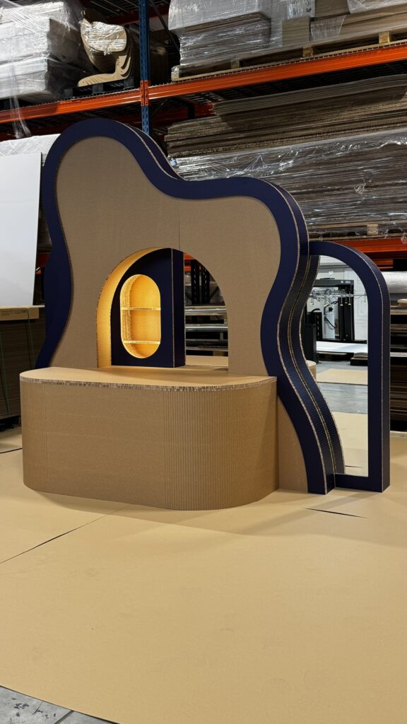 kartonowe stoisko w kształcie łuku