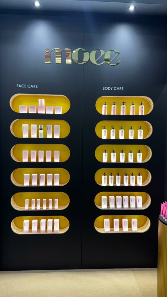 czarne ściany z kartonu ze złotymi półkami