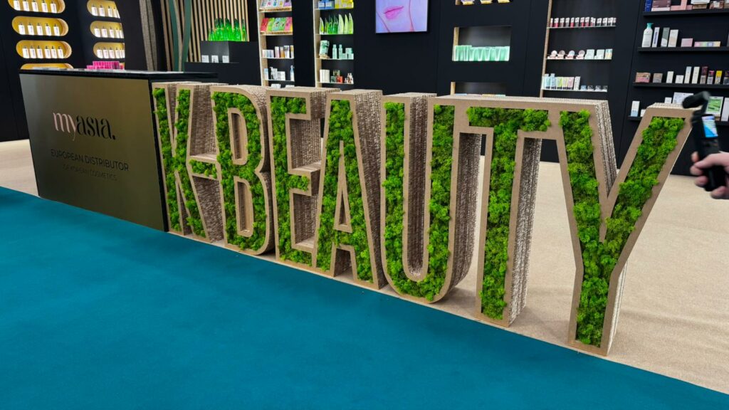 luksusowe czarne stoisko z kartonu