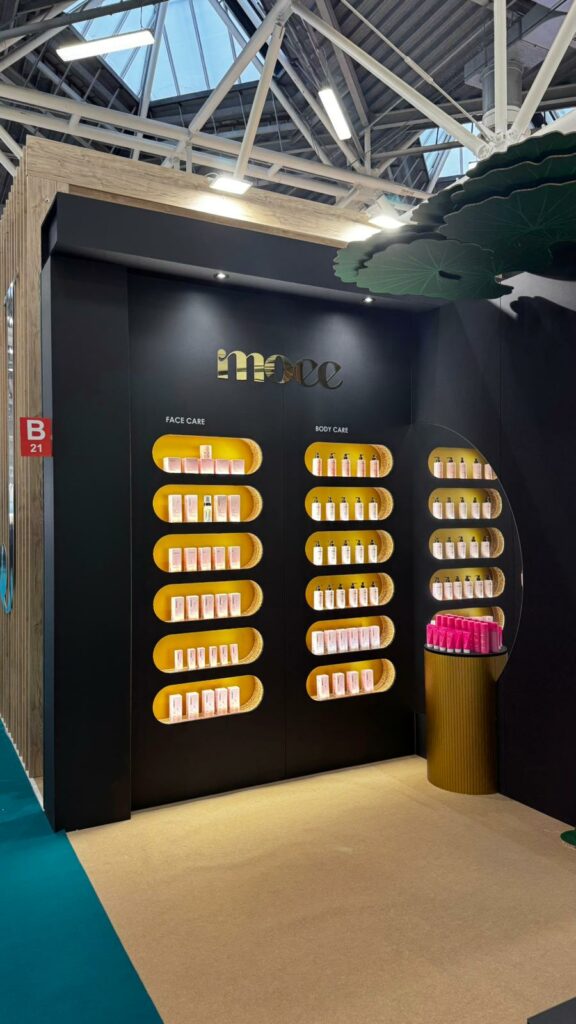 luksusowe czarne stoisko z kartonu