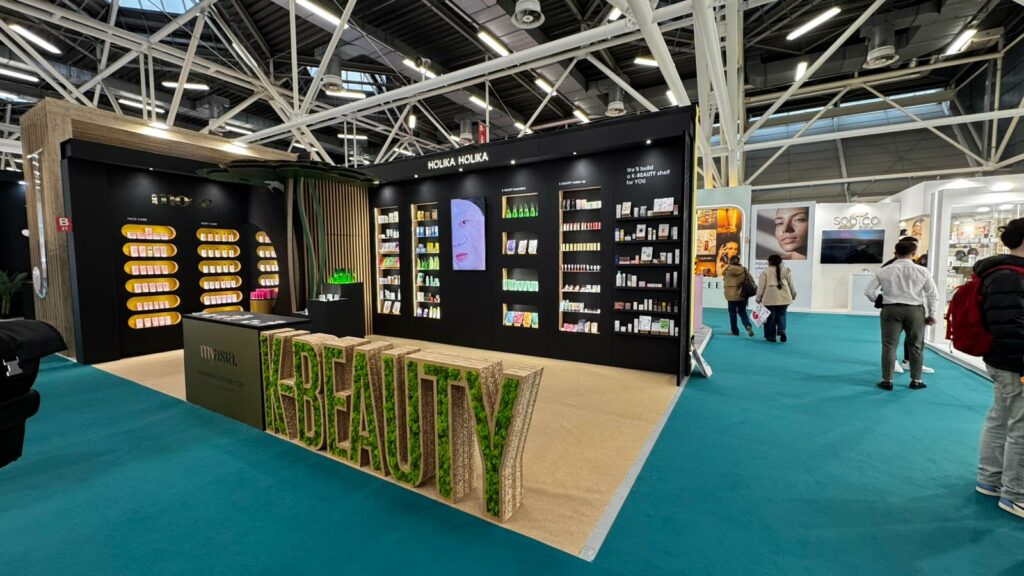 luksusowe czarne stoisko z kartonu