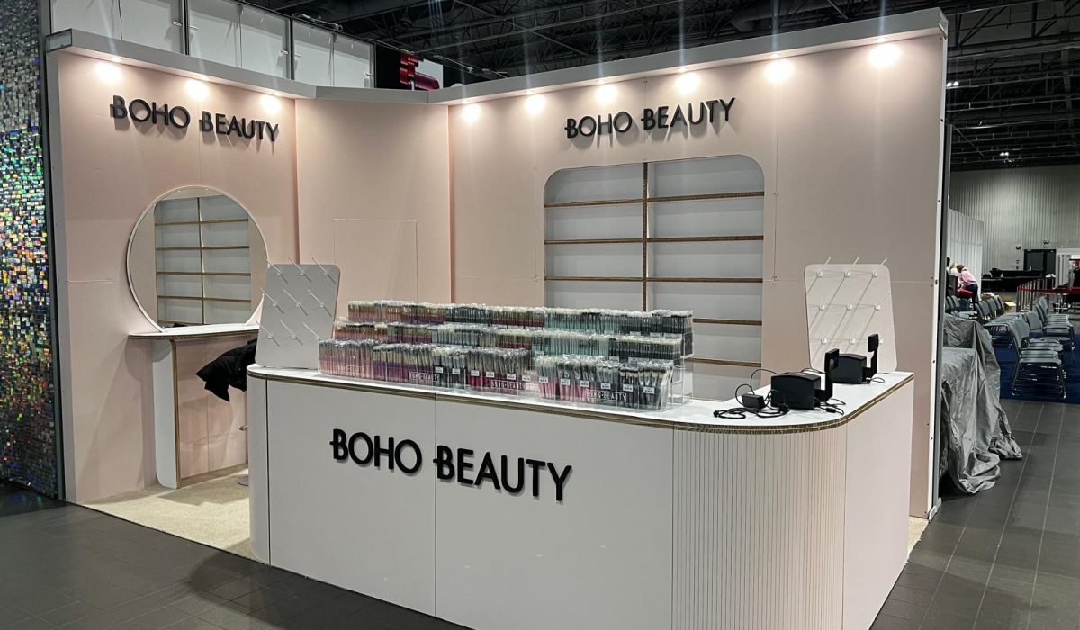 boho beauty stoisko z kartonu